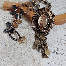 Pendentif Aube avec un cabochon repr&eacute;sentant un portrait de femme,  perles en pierre de gemme : Agate et Rhodonite, breloques sur cha&icirc;ne en laiton, cristaux, coupelles, perles sur un esprit vintage